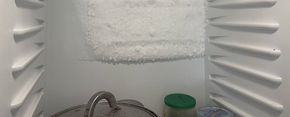 Почему холодильник горячий