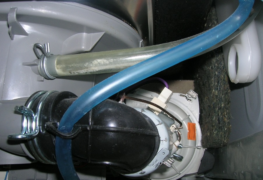 Почему посудомоечная машина не сливает воду и как это исправить