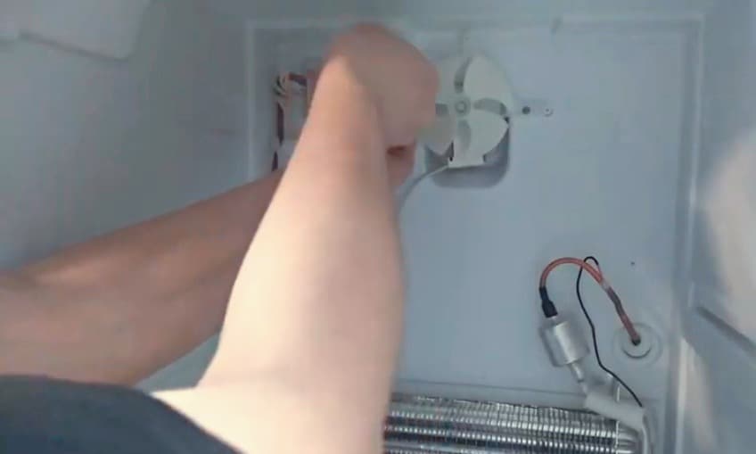 Почему не морозит холодильник