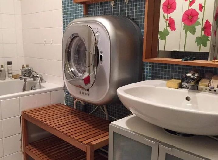Встраиваемая стиральная машина в ванной