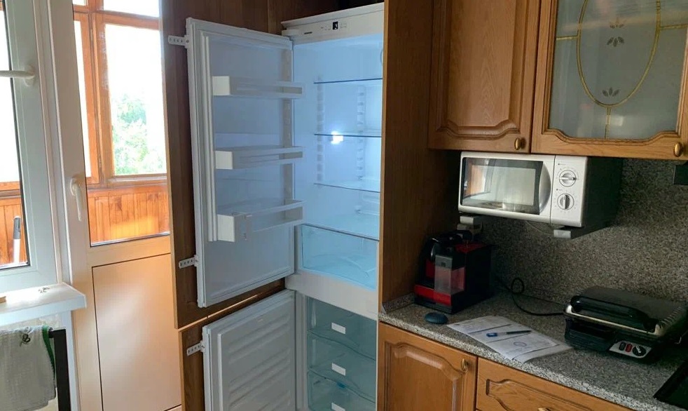 Как убрать неприятный запах из холодильника