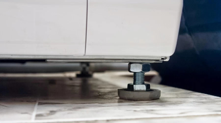 Стиральная машина на кухне под столешницей