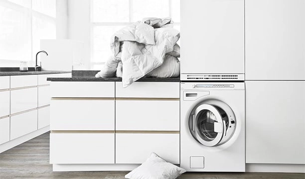 Стиральная машина на кухне под столешницей