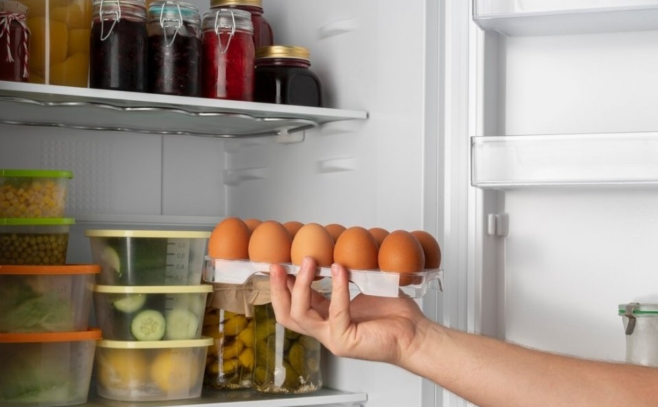Как убрать неприятный запах из холодильника