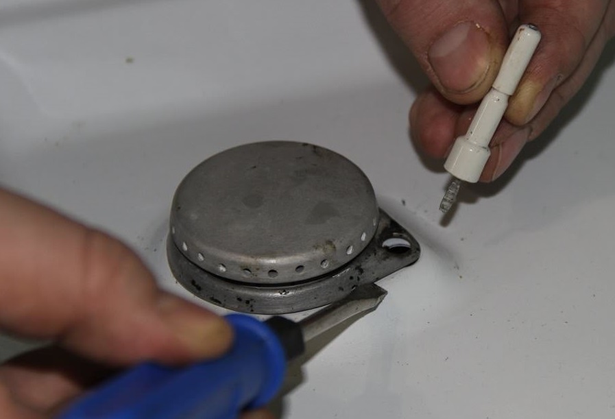 Почему варочная панель щелкает или трещит