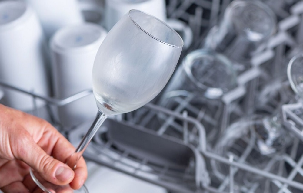 Почему в посудомоечной машине остается белый налет и как его убрать