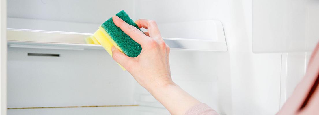 Чем помыть холодильник от неприятного запаха