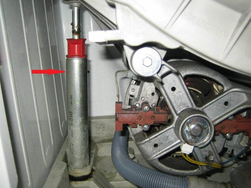 Почему стиральная машина прыгает при отжиме и как решить эту проблему