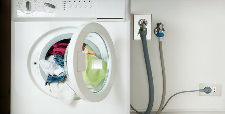 Стиральная машина в коридоре