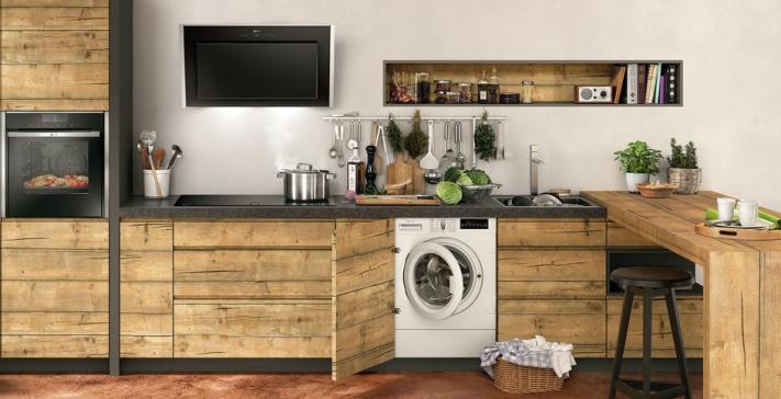 Стиральная машина на кухне под столешницей