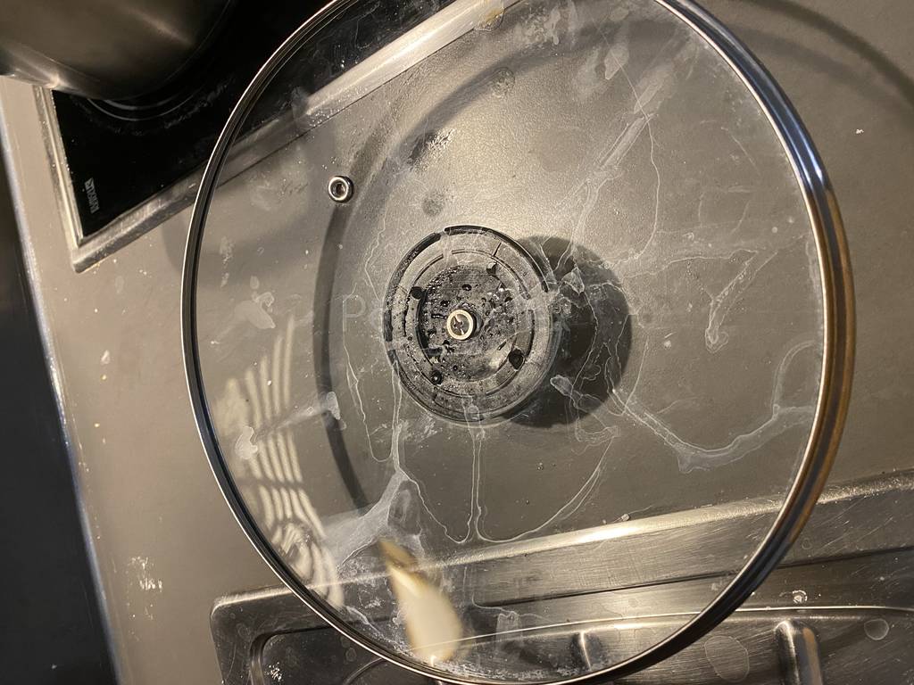 Почему в посудомоечной машине остается белый налет и как его убрать