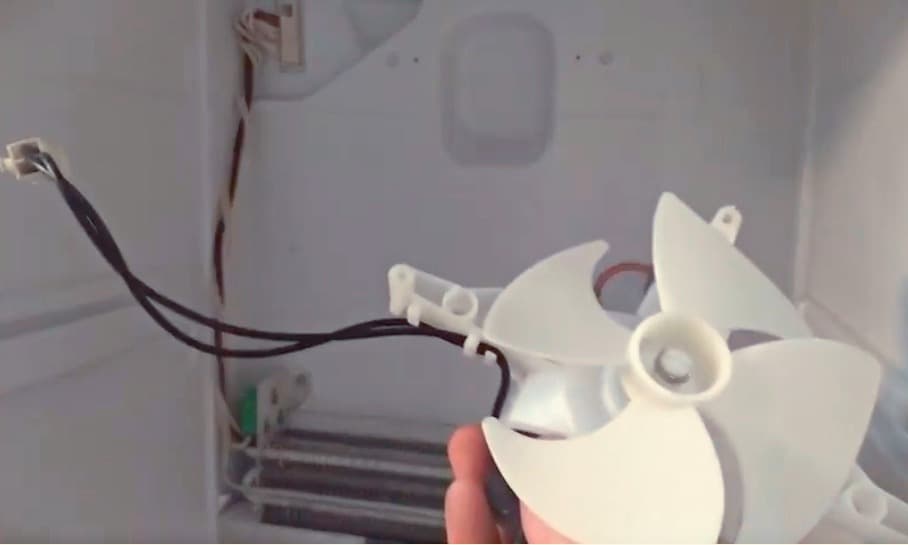 Почему не морозит холодильник