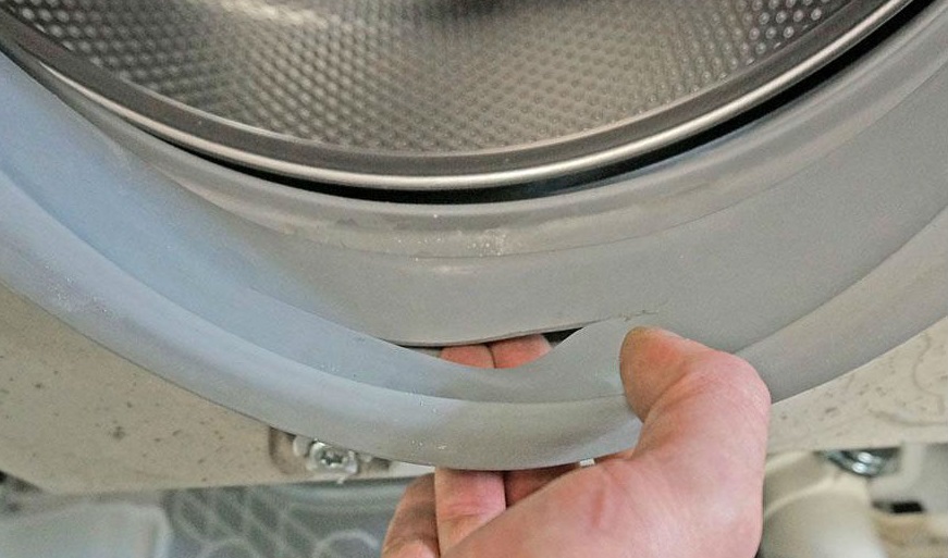 Почему течет вода снизу стиральной машины 