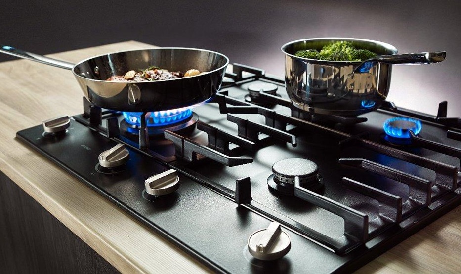  Какую варочную панель выбрать по материалу поверхности