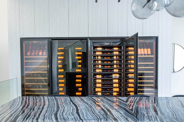 Монотемпературный винный шкаф EuroCave V-10002-L в Тюмени (preview 3)