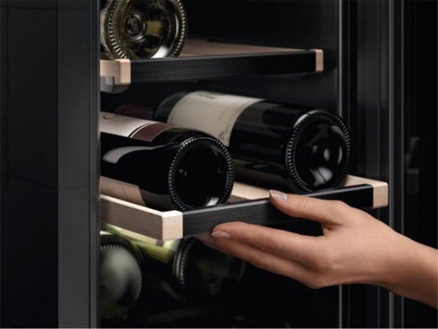 Встраиваемый винный шкаф AEG AWUS018B7B в Тюмени (preview 6)