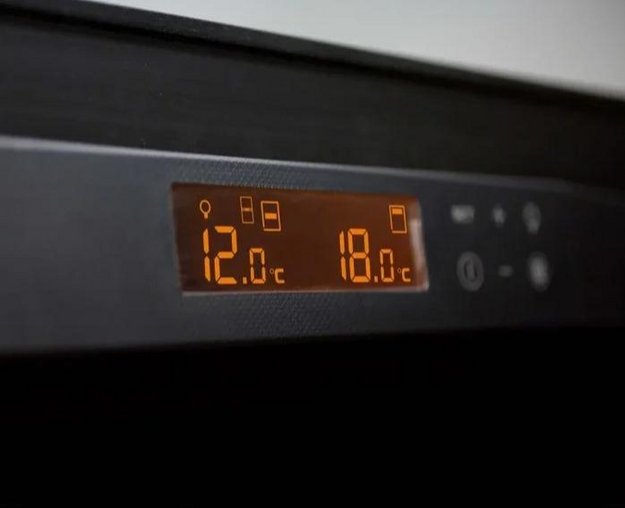 Трехтемпературный винный шкаф EuroCave P-300043-L в Тюмени (preview 3)