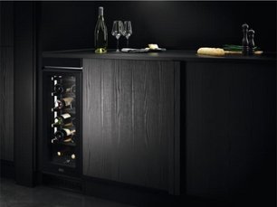 Встраиваемый винный шкаф AEG AWUS018B7B фото 3 в Тюмени