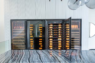 Монотемпературный винный шкаф EuroCave V-ROYALE-L V-10002-L фото 3 в Тюмени