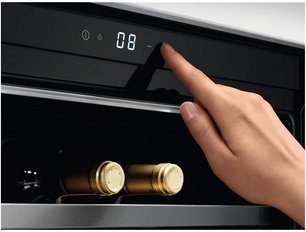 Встраиваемый винный шкаф AEG KWE884520M фото 3 в Тюмени