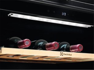 Встраиваемый винный шкаф Electrolux EWUS052B5B фото 4 в Тюмени