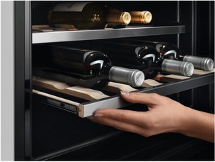 Встраиваемый винный шкаф AEG KWE884520M фото 4 в Тюмени