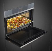 Компактный духовой шкаф с пароваркой Smeg SF4104WVCPS фото 3 в Тюмени