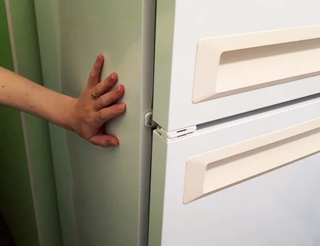 Почему греются боковые стенки холодильника? Почему греются боковые стенки холодильника?