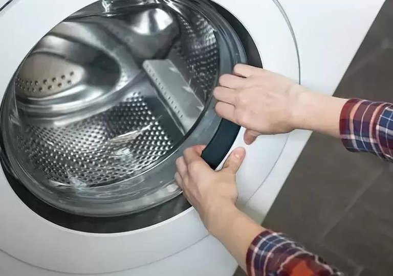 Как открыть дверцу люка стиральной машины, если она заблокирована Как открыть дверцу люка стиральной машины, если она заблокирована