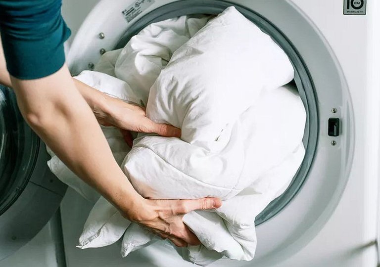 Можно ли стирать одеяло в стиральной машине? Можно ли стирать одеяло в стиральной машине?