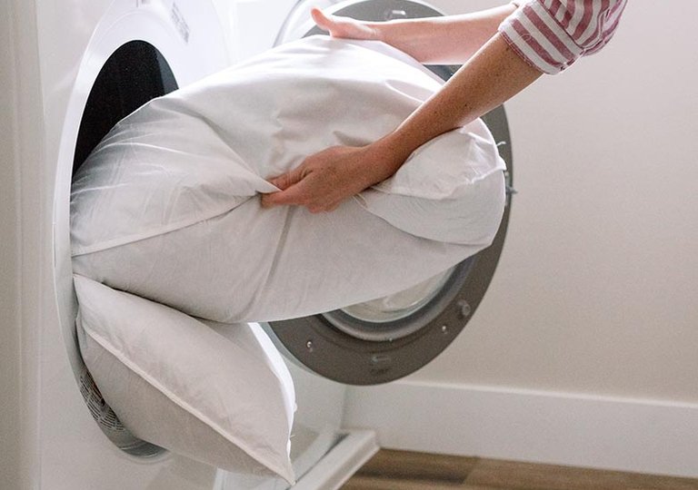 Можно ли стирать подушки в стиральной машине? Можно ли стирать подушки в стиральной машине?