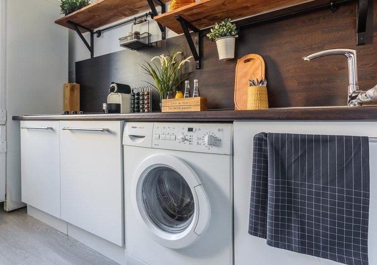 Стиральная машина на кухне под столешницей