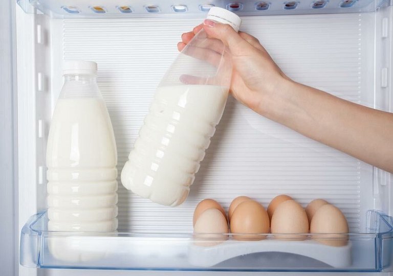 Можно ли, как и сколько хранить молоко в холодильнике